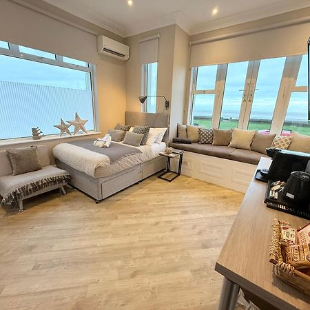 Beachfront Compact Coastal Crib, Direct Sea Views & Air Conditioning Littlestone-on-Sea Extérieur photo