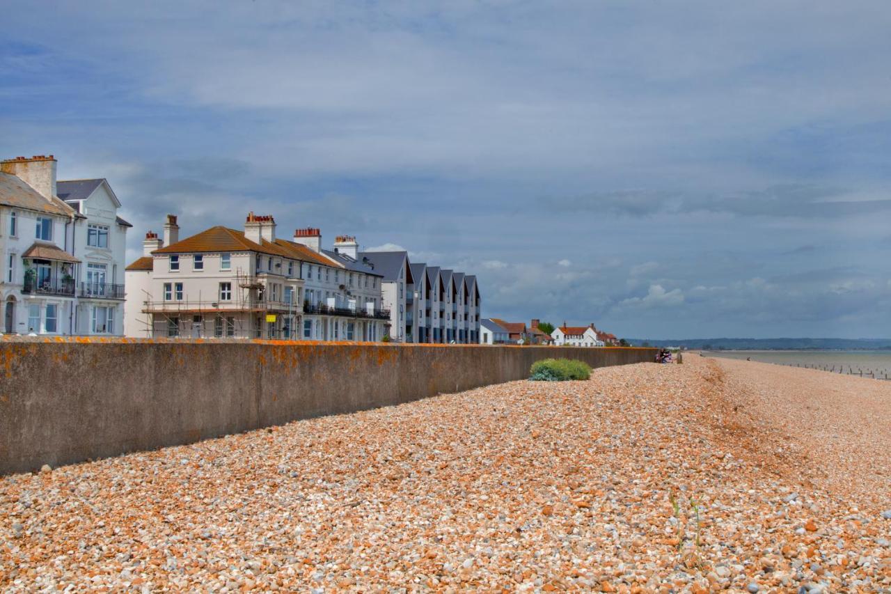 Beachfront Compact Coastal Crib, Direct Sea Views & Air Conditioning Littlestone-on-Sea Extérieur photo