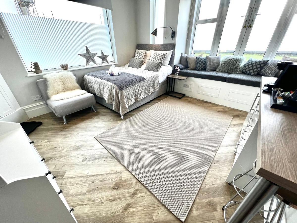 Beachfront Compact Coastal Crib, Direct Sea Views & Air Conditioning Littlestone-on-Sea Extérieur photo