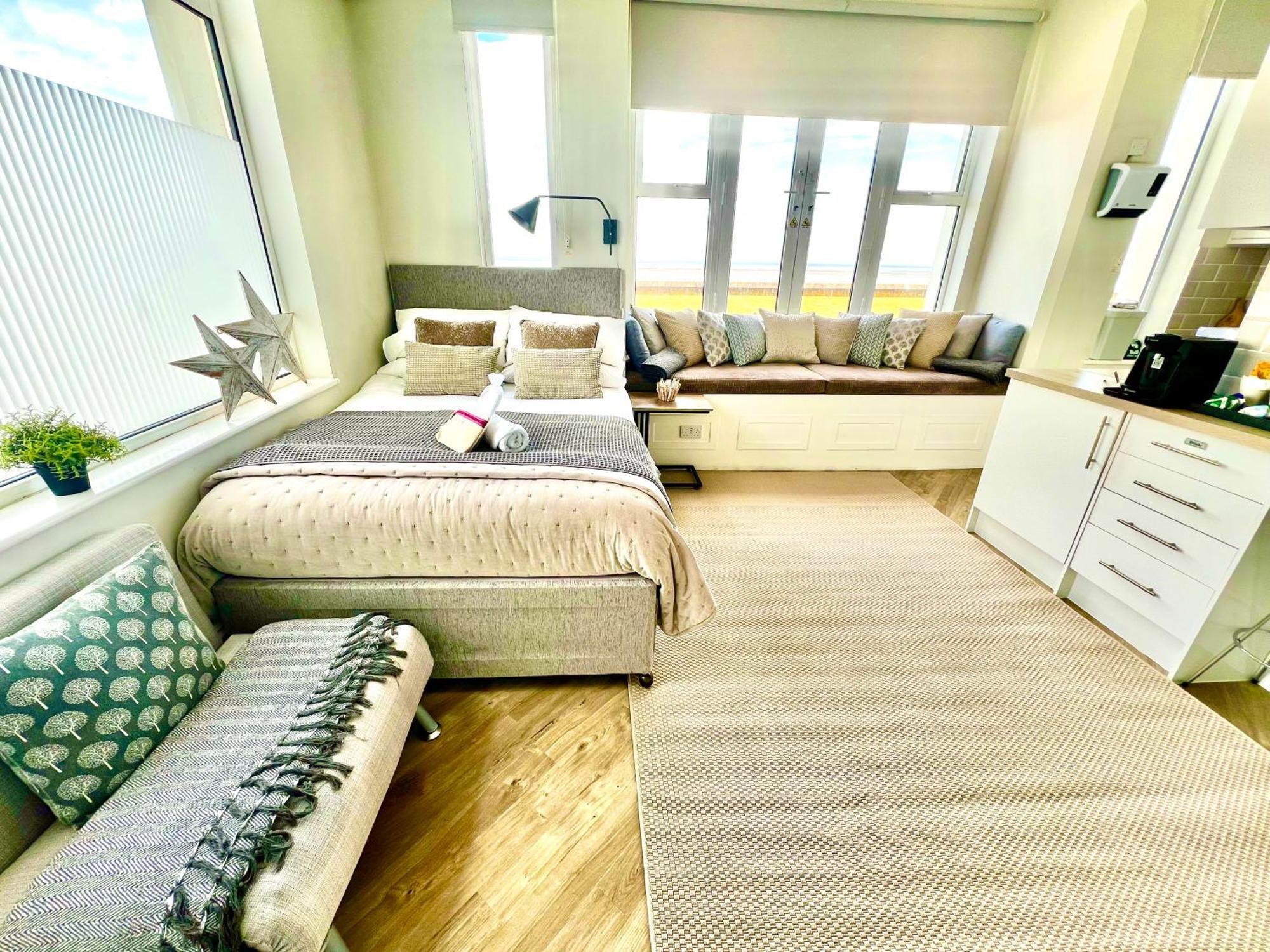 Beachfront Compact Coastal Crib, Direct Sea Views & Air Conditioning Littlestone-on-Sea Extérieur photo
